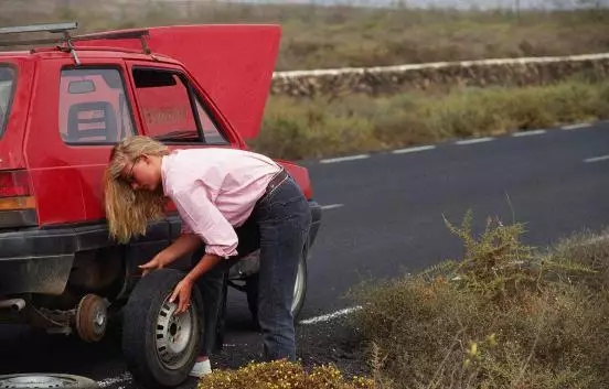 汽車爆胎怎么辦？你應該知道的換胎知識！