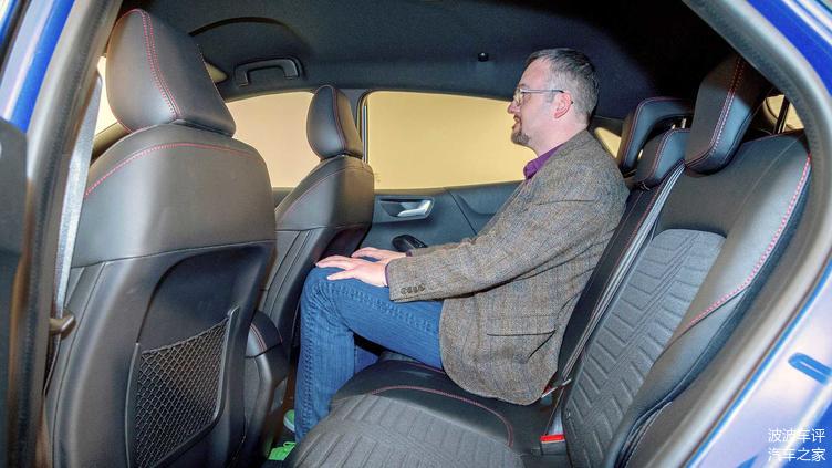 福特發(fā)布PUMA小型SUV官圖，歐式風(fēng)格，造型很有柔和感