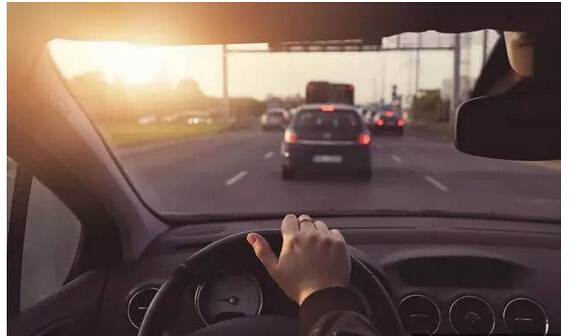 假如你開車時(shí)爆胎了，你知道該怎么打方向盤嗎？多學(xué)點(diǎn) 沒壞處！