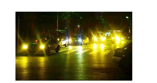 夜晚開車，小心穿了隱身衣的黑衣女子，會(huì)吃人！