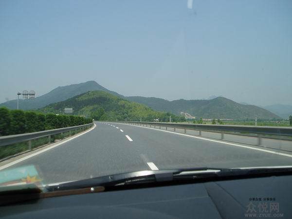 高速上前方出現(xiàn)一塊石頭，你會(huì)怎么做？